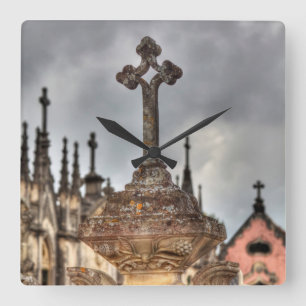 Graveyard cross close-up, Portugal Quadratische Wanduhr