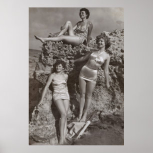 GRAVIERENDES FOTO VON DREI FRAUEN STEHEND UND SITZ POSTER