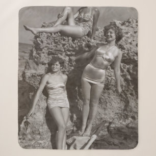 GRAVIERENDES FOTO VON DREI FRAUEN STEHEND UND SITZ SHERPADECKE