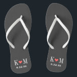 Gray and Coral Modern Wedding Monogram Flip Flops<br><div class="desc">Maßgeschneiderte gedreht Flop-Sandalen personalisiert mit einem niedlichen Herz und Ihre Monogramm-Initialen und Hochzeitstermin. Klicken Sie auf Anpassen,  um Schriftart und Farben zu ändern oder eigene Bilder hinzuzufügen,  um ein einzigartiges Design zu erstellen!</div>