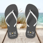 Gray and Gold Moderne Wedding Monogram Flip Flops<br><div class="desc">Maßgeschneiderte gedreht Flop-Sandalen personalisiert mit einem niedlichen Herz und Ihre Monogramm-Initialen und Hochzeitstermin. Klicken Sie auf Anpassen,  um Schriftart und Farben zu ändern oder eigene Bilder hinzuzufügen,  um ein einzigartiges Design zu erstellen!</div>