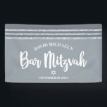 Gray Bar Mitzvah Modern Silver Tallit Bold Script Banner<br><div class="desc">Seien Sie stolz, freuen Sie sich und präsentieren Sie diesen Meilenstein Ihres Lieblings-Bar Mitzvah! Hänge diesen coolen, einzigartigen, modernen, personalisierten Banner auf, um seinen besonderen Tag zu ergänzen. Fett, weiße Schrift Typografie, Star of David, und ein weich grauer und silberner Glitzer gestreift tallit inspirierte grafische Overlay ein einfaches, leichteres, weiches...</div>