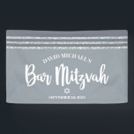Gray Bar Mitzvah Modern Silver Tallit Bold Script Banner<br><div class="desc">Seien Sie stolz, freuen Sie sich und präsentieren Sie diesen Meilenstein Ihres Lieblings-Bar Mitzvah! Hänge diesen coolen, einzigartigen, modernen, personalisierten Banner auf, um seinen besonderen Tag zu ergänzen. Fett, weiße Schrift Typografie, Star of David, und ein weich grauer und silberner Glitzer gestreift tallit inspirierte grafische Overlay ein einfaches, leichteres, weiches...</div>