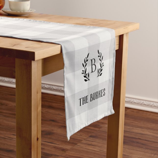 Gray Buffalo Karo Monogram | Modernes Bauernhaus Kurzer Tischläufer (Beispiel)