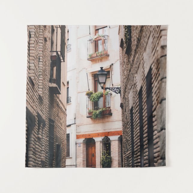 GRAY CONCRETE ALLEY DURING DAYTIME WANDTEPPICH (Vorderseite)