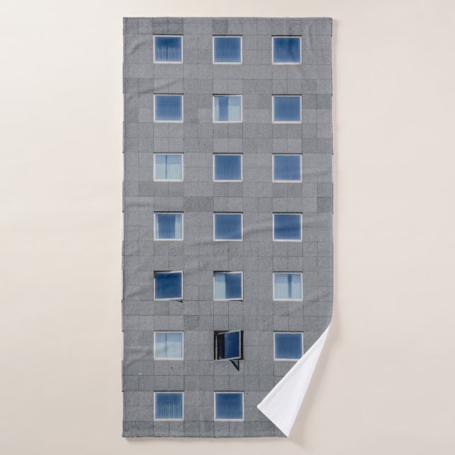 Gray concrete building photography badehandtuch (Badehandtuch)