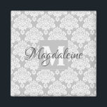 Gray Damask Monogram mit Name Magnet<br><div class="desc">Dieser hübsche Magnet zeichnet sich durch ein weißes Damast-Muster auf einem grauen Hintergrund aus. Das Design ist personalisiert mit einem Monogramm Anfangsbuchstaben sowie einem anpassbaren Namen. Dieses hübsche feminine Muster macht es zu einem großartigen Geschenk für jede Frau oder jedes Mädchen.</div>