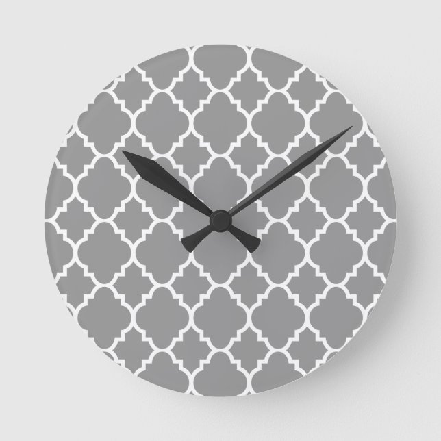Gray Grey White Quatrefoil Moroccan Pattern Runde Wanduhr (Vorderseite)