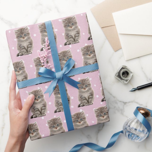 Gray Kitten auf Polka Dots Geschenkpapier (Schenken)