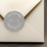 Gray Line Art Botanical Wreath Wedding Monogram Runder Aufkleber<br><div class="desc">Maßgeschneiderte Hochzeitsticker mit handgezeichnetem,  weißem beigen Botanischen Kranz mit Paarinitialen und Hochzeitstermin auf grauem Hintergrund. Ideal für Hochzeiten speichern Sie die Daten,  Umschläge,  Gastgeschenk Hochzeit Packungen und mehr.</div>