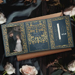 Gray Royal Medieval Sword Wedding Dreifach Gefaltete Einladung<br><div class="desc">Mit dieser mittelalterlichen Fantasie dreifacher Einladung verkünden Sie Ihre Hochzeit im Stil! Dieses einladende Hotel mit einem majestätischen Goldschwert und Blumen, mit einem besonderen Foto des Ehepaares vor grauem Hintergrund - die perfekte Mischung aus Romantik und Abenteuer. HINWEIS: Dieses Design enthält KEINE reale Folie. Das Platzhalterbild wurde von Unsplash bereitgestellt...</div>