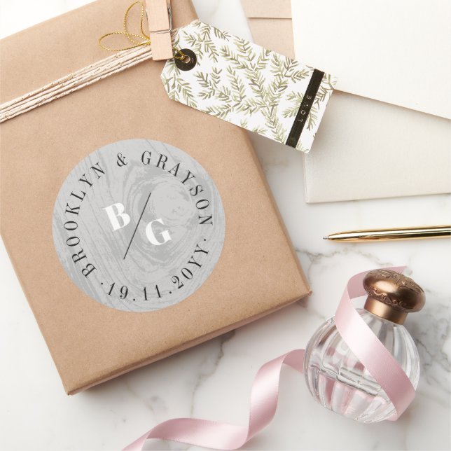 Gray Rustic Woodgrain Winter Wedding Gefallen Runder Aufkleber (Schenken)