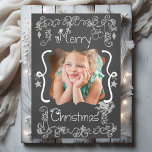 Gray Scrolls Chalkboard Holiday Foto Card Feiertagskarte<br><div class="desc">Ein Chalkboard-Look Hintergrund mit schönen Rollen und Sternen von grauem und weißem Text, der "Frohe Weihnachten" auf der Vorderseite und "Möge alle Ihre Tage fröhlich & hell sein" auf der Rückseite. Diese schöne Weihnachtsfotokarte hat mehrere Sterne, einen Vogel in einem Nest-Design und Bereiche, die Sie leicht hinzufügen können Ihren Namen,...</div>