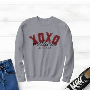 Gray Sweatshirt mit Universitätsabschluss und Skri
