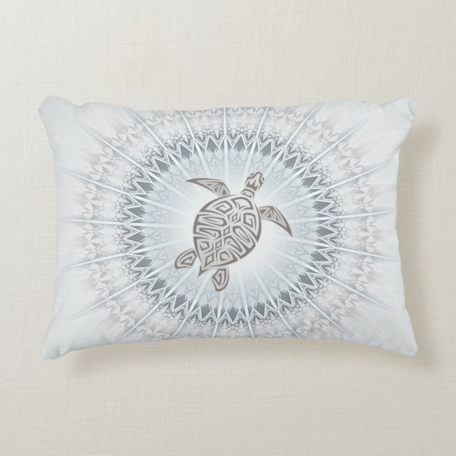"Gray Turtle Radiance" | Schildkröte und Mandala Dekokissen (Vorderseite)