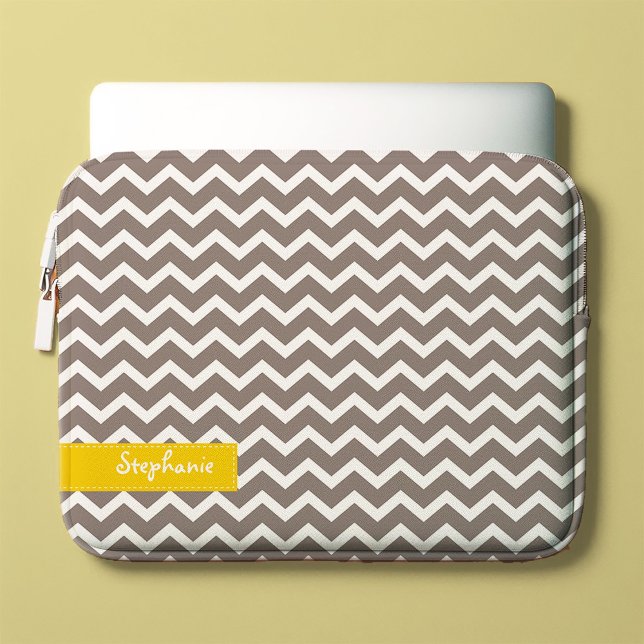 Gray Zig Zag Chevrons Pattern Laptopschutzhülle (Von Creator hochgeladen)