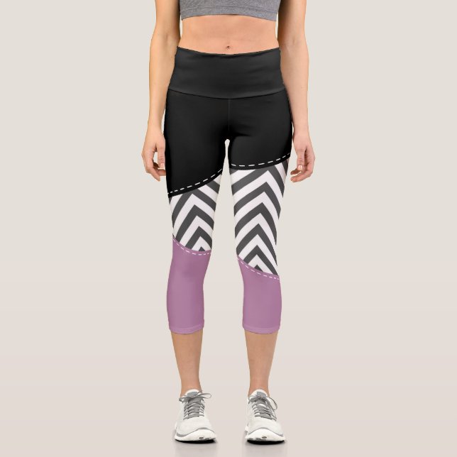 Gray Zigzag, grau Zickzack, Zigzag Muster, Lila Capri Leggings (Vorderseite)