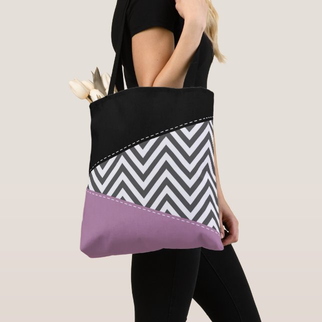 Gray Zigzag, grau Zickzack, Zigzag Muster, Lila Tasche (Von Nahem)