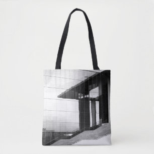 GRAYSCALE FOTO DER MENSCHEN AUF KONKRETEN PAVEMEN TASCHE