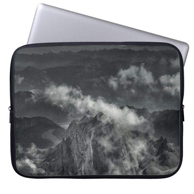 GRAYSCALE FOTO DES BERGBERGES LAPTOPSCHUTZHÜLLE (Vorderseite)
