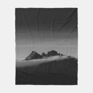 GRAYSCALE-FOTO DES BERGES, BEDECKT MIT SCHWEINEN FLEECEDECKE