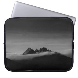 GRAYSCALE-FOTO DES BERGES, BEDECKT MIT SCHWEINEN LAPTOPSCHUTZHÜLLE
