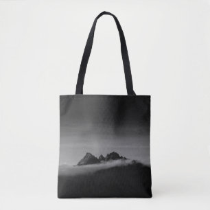 GRAYSCALE-FOTO DES BERGES, BEDECKT MIT SCHWEINEN TASCHE