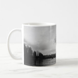 GRAYSCALE FOTO VON BARE BAUM AUF CALM BODY OF WASS KAFFEETASSE