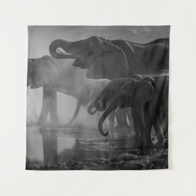 GRAYSCALE FOTO VON ELEFANTEN TRINKWASSER WANDTEPPICH (Vorderseite)
