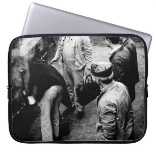 GRAYSCALE FOTO VON MÄNNERN STEHEND NEBEN 60163 TRA LAPTOPSCHUTZHÜLLE