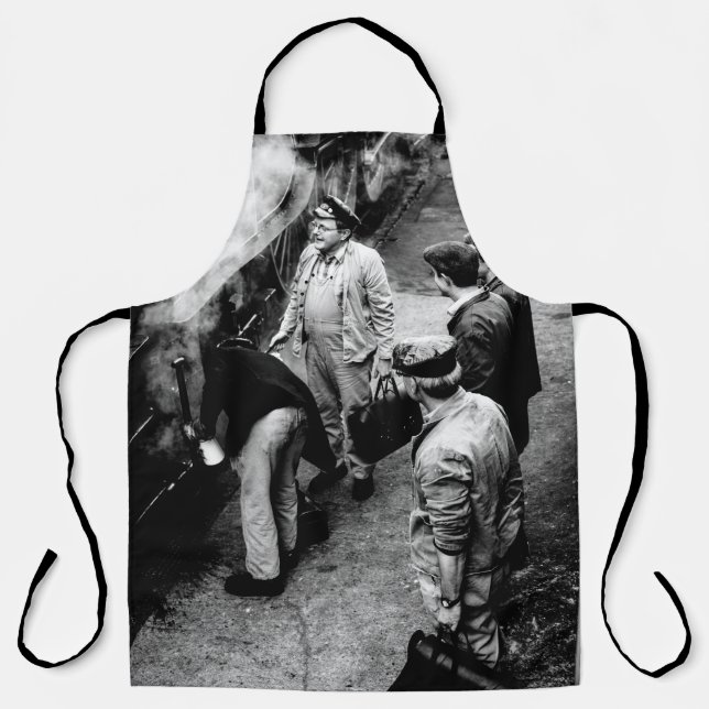 GRAYSCALE FOTO VON MÄNNERN STEHEND NEBEN 60163 TRA SCHÜRZE (Vorderseite)