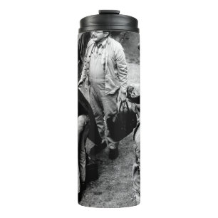 GRAYSCALE FOTO VON MÄNNERN STEHEND NEBEN 60163 TRA THERMOSBECHER
