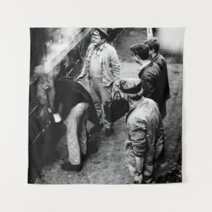 GRAYSCALE FOTO VON MÄNNERN STEHEND NEBEN 60163 TRA WANDTEPPICH