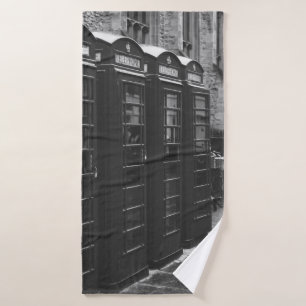 GRAYSCALE-FOTO VON VIER TELEFONBOOTEN BADEHANDTUCH