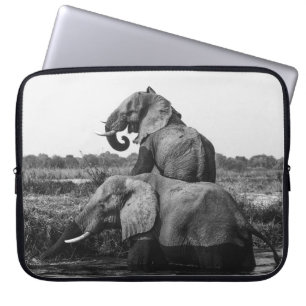 GRAYSCALE FOTO VON ZWEI ELEFANTEN AUF WASSERKÖRPE LAPTOPSCHUTZHÜLLE