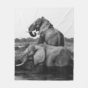 GRAYSCALE FOTO VON ZWEI ELEFANTEN AUF WASSERKÖRPER FLEECEDECKE