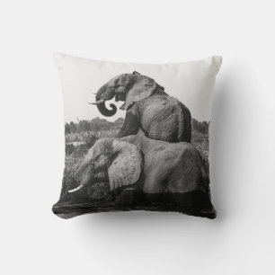 GRAYSCALE FOTO VON ZWEI ELEFANTEN AUF WASSERKÖRPER KISSEN