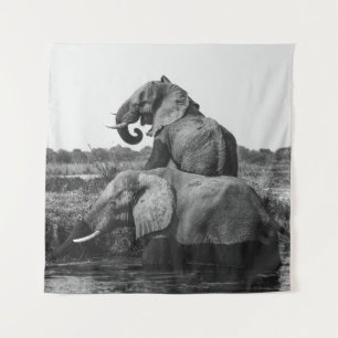 GRAYSCALE FOTO VON ZWEI ELEFANTEN AUF WASSERKÖRPER WANDTEPPICH