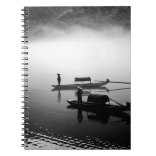 GRAYSCALE FOTO VON ZWEI ROW BOOTEN NOTIZBLOCK