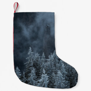 GRAYSCALE FOTOGRAFIE DER BERGE UND BÄUME KLEINER WEIHNACHTSSTRUMPF