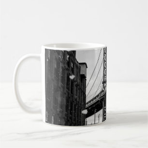 GRAYSCALE FOTOGRAFIE DER BROOKLYN-BRÜCKE KAFFEETASSE