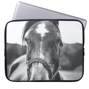 GRAYSCALE FOTOGRAFIE DER PFERDE LAPTOPSCHUTZHÜLLE