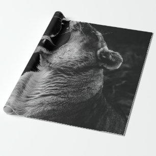 GRAYSCALE FOTOGRAFIE DER YAWNING LIONESS GESCHENKPAPIER