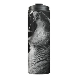 GRAYSCALE FOTOGRAFIE DER YAWNING LIONESS THERMOSBECHER