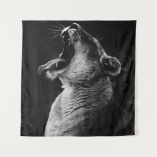 GRAYSCALE FOTOGRAFIE DER YAWNING LIONESS WANDTEPPICH