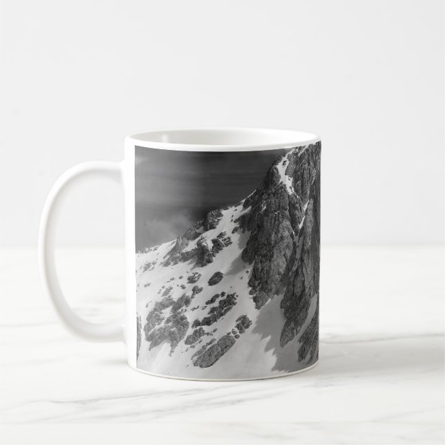 GRAYSCALE FOTOGRAFIE DES BERGES KAFFEETASSE (Links)