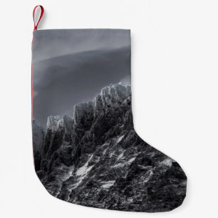 GRAYSCALE FOTOGRAFIE DES BERGES KLEINER WEIHNACHTSSTRUMPF