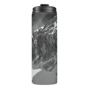 GRAYSCALE FOTOGRAFIE DES BERGES THERMOSBECHER