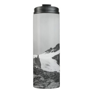 GRAYSCALE FOTOGRAFIE DES SCHNEEBERGES THERMOSBECHER