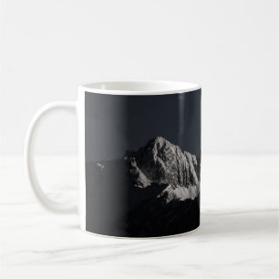 GRAYSCALE FOTOGRAFIE DES SCHNEEBERGS KAFFEETASSE